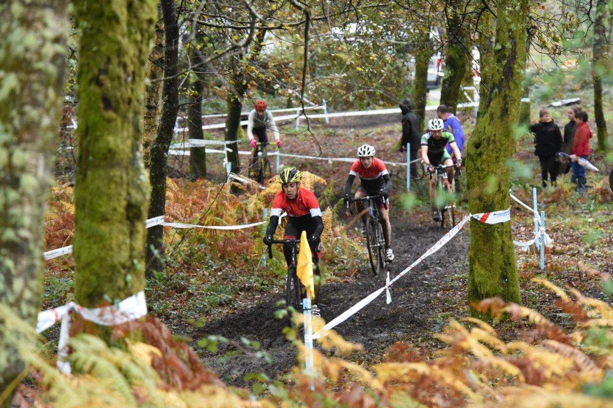 Participantes en la prueba de la Copa Galicia de ciclocross en Marín
