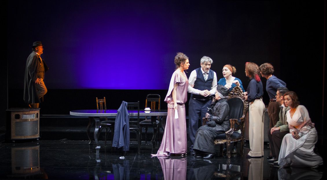 Escena de la obra "Tartufo", del Centro Dramático Galego