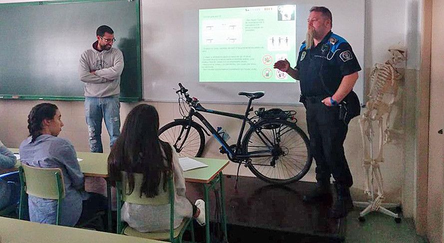 Impartiron a charla Enrique Pérez, da Asociación Pedaladas e Ricardo Cruceira, da Policía Local