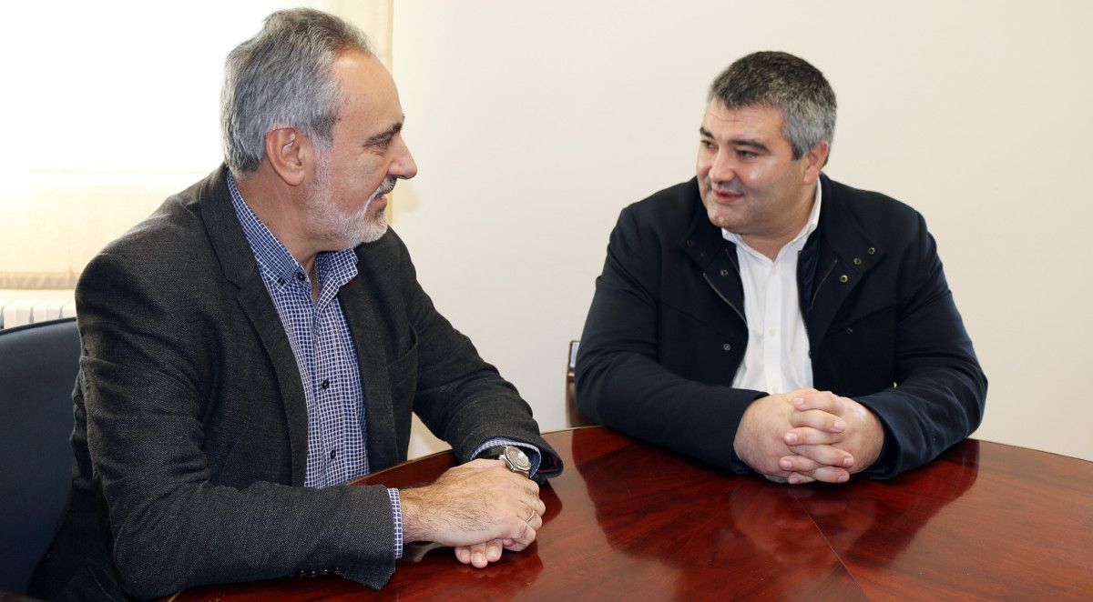 Xosé Manuel Cores Tourís, delegado da Xunta, reunido co alcalde de Ribadumia, David Castro