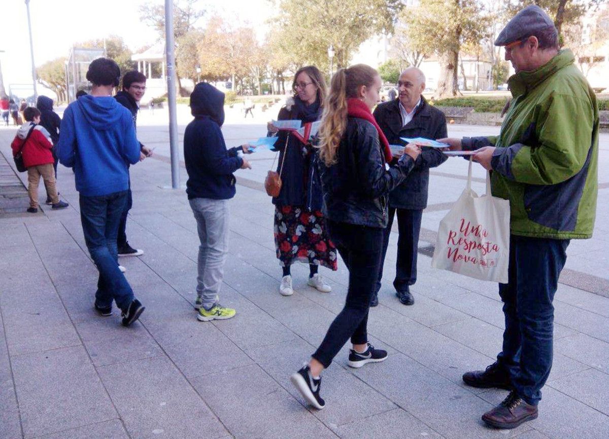 O PSOE reparte propaganda da campaña contra a Lomce