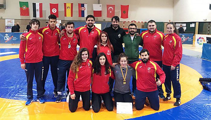 Lydia Pérez (con diploma en la fila inferior) tras participar en el Campeonato del Mediterráneo