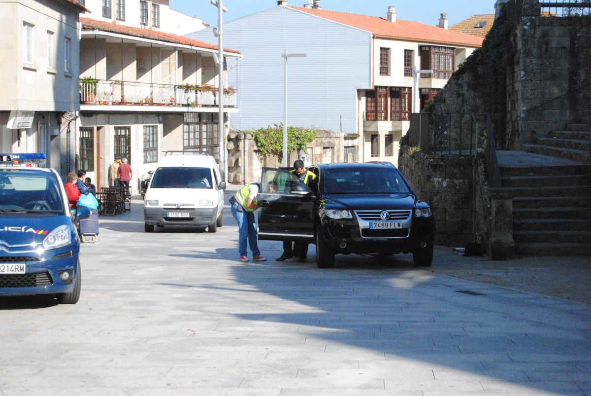 La Policía Nacional inspecciona el Volskwagen Touareg con el que un supuesto ladrón huyó por Pontevedra
