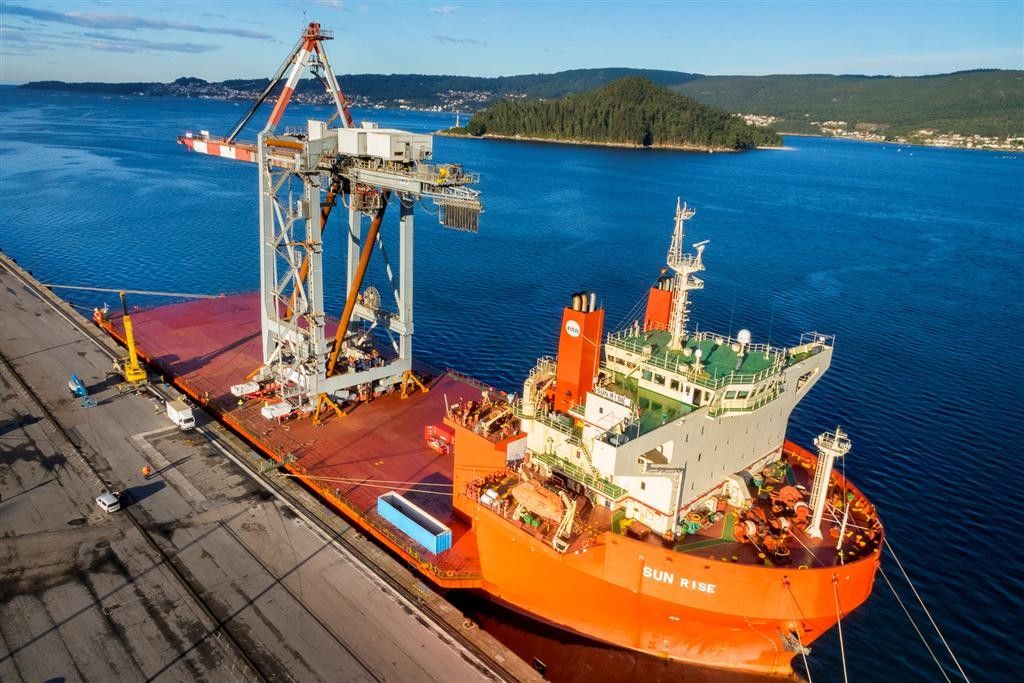 Grúa Post-Panamax que complementa el equipamiento de Termarín 
