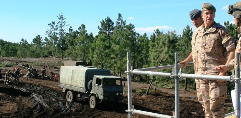 Mandos militares delante de parte de los terrenos de la Brilat en la base General Morillo