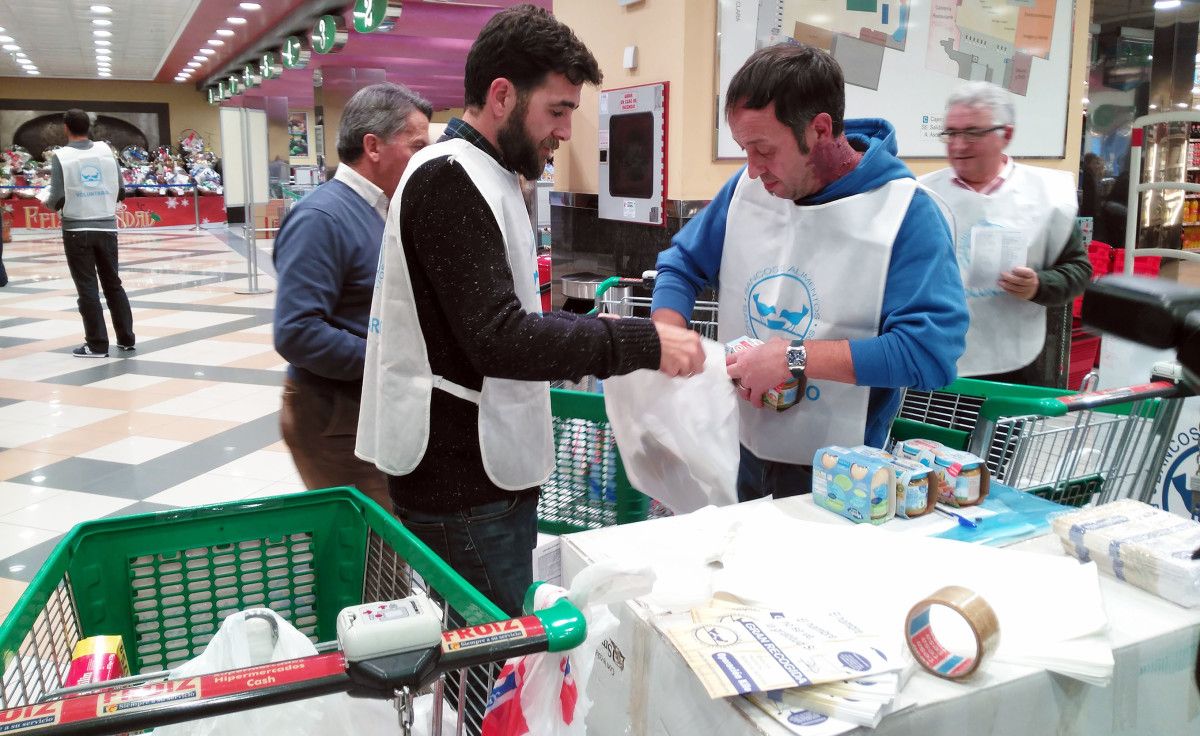 Gonzo participa en la Gran Recogida solidaria en el Hiper Froiz