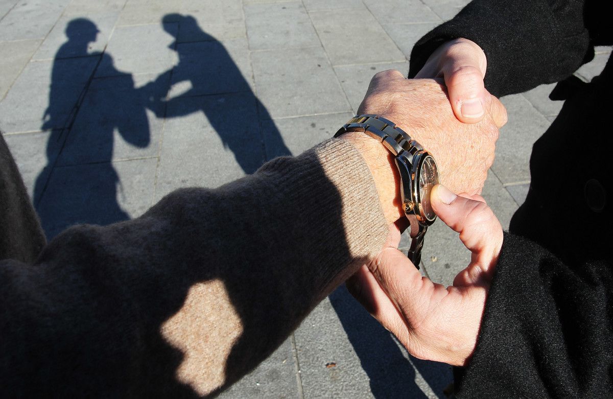 Dúas persoas simulan o roubo dun reloxo polo 'furto da aperta'