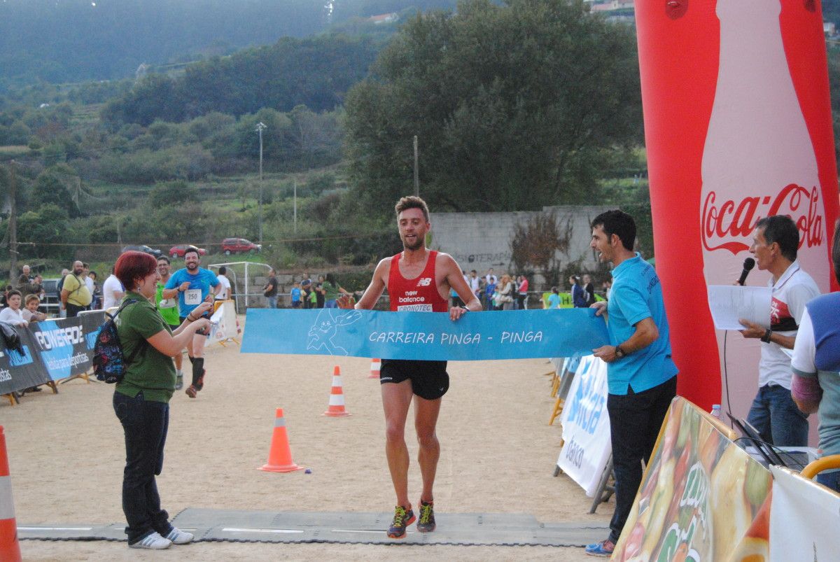 Víctor Riobó entrando en meta como ganador de la IV edición de la carrera Pinga Pinga