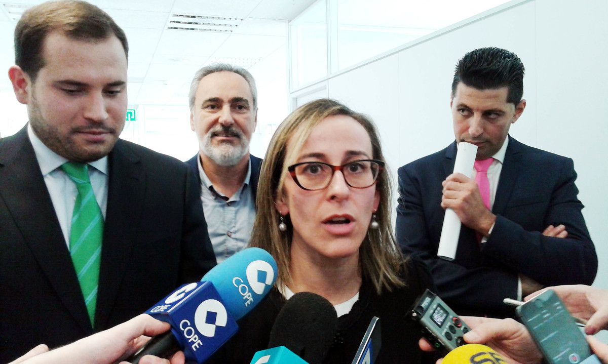 Ethel Vázquez rodeada dos alcaldes Jorge Cubela e Andrés Diaz, ao fondo sae Cores Tourís