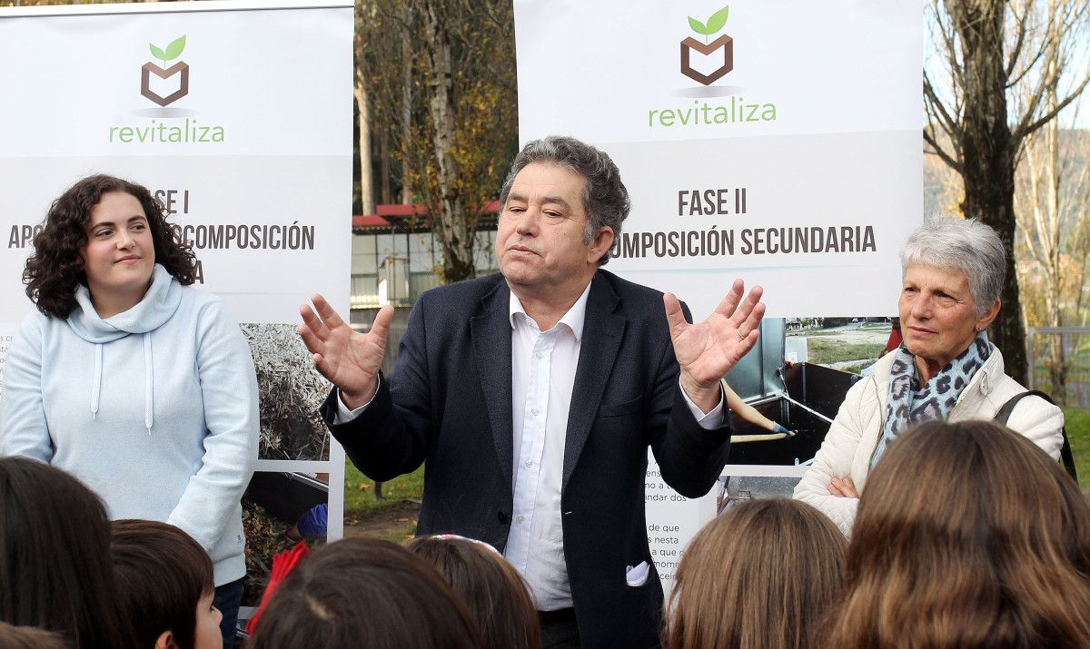 Miguel Anxo Fernández Lores explicando o Plan Revitaliza en Monte Porreiro
