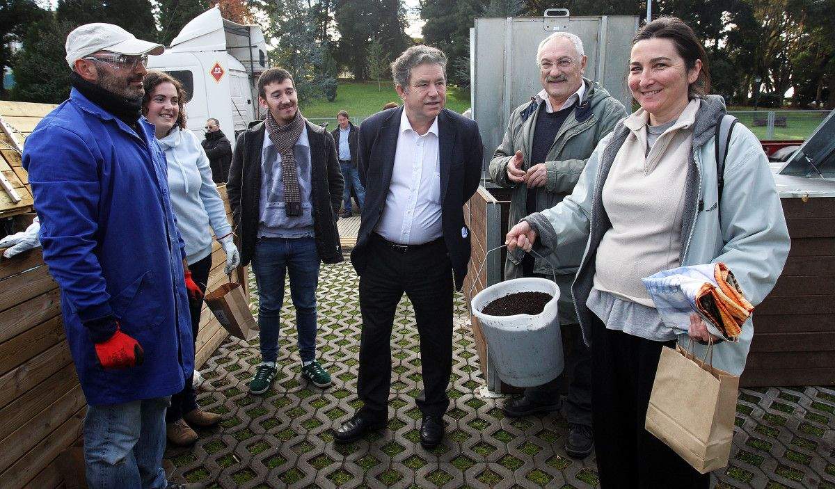 Os escolares do Marcos da Portela plantan árbores co compost de Monte Porreiro
