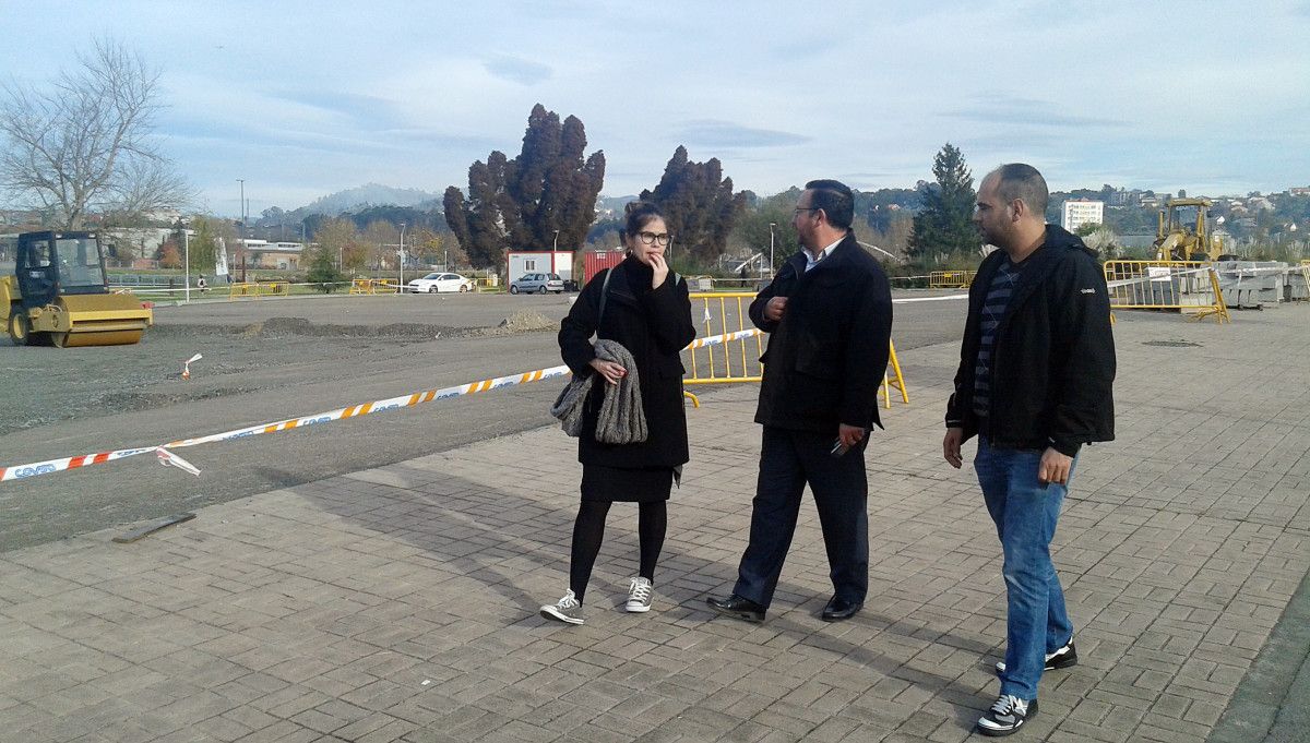 Anabel Gulías xunto cos presidentes da Asociación Galega de Autocaravanas e da Asociación galega de Campers