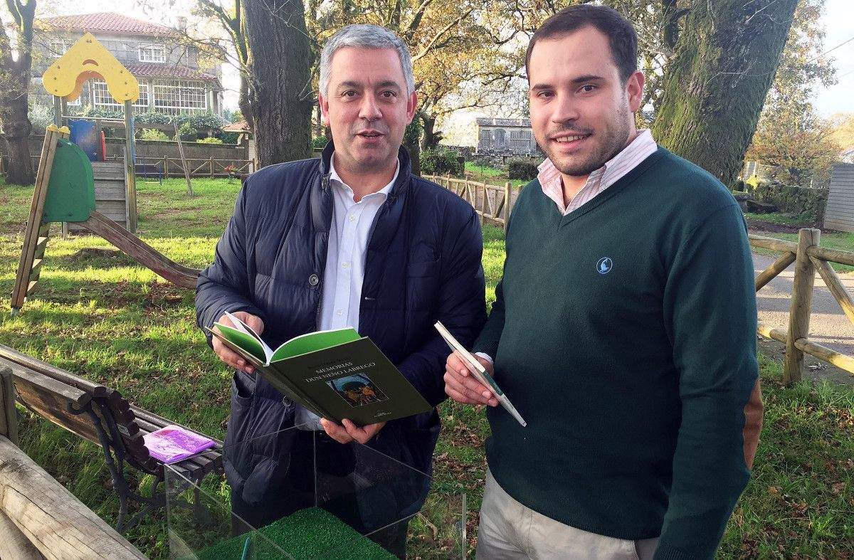 El secretario xeral de Política Lingüística, Valentín García, con el alcalde de Cerdedo-Cotobade, Jorge Cubela