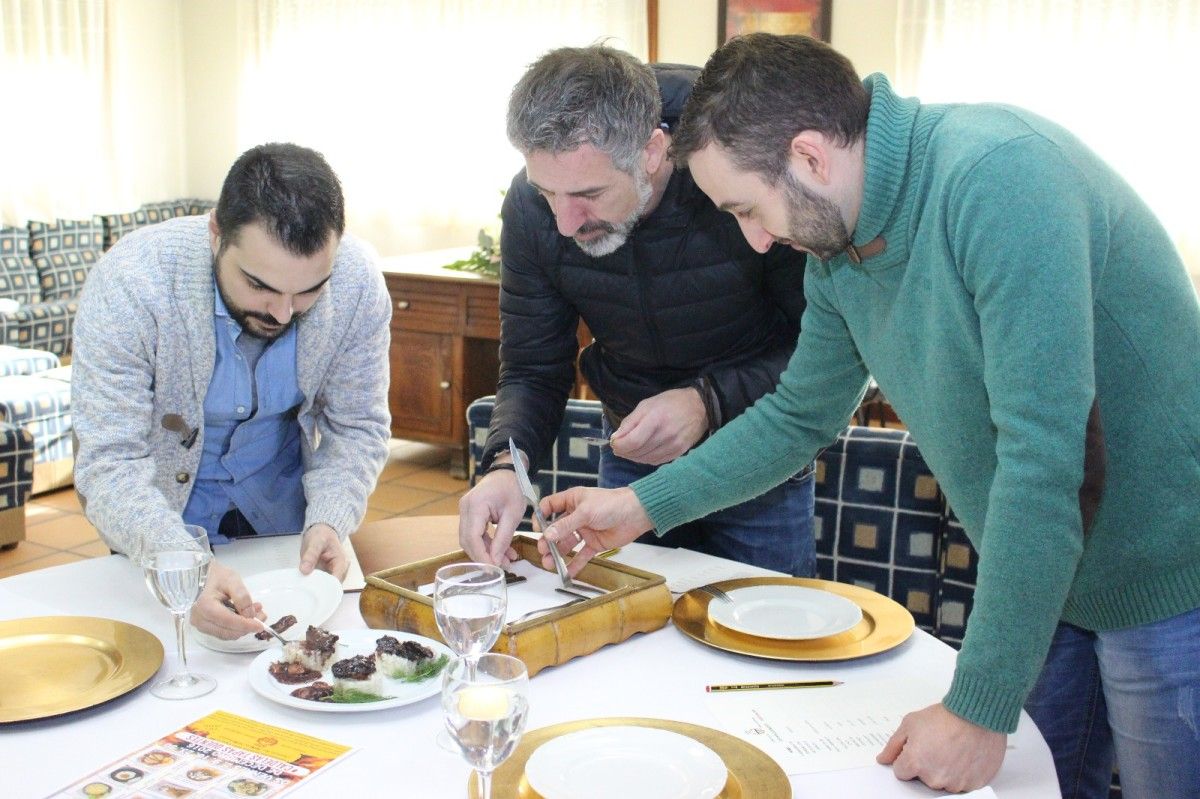 O xurado profesional escollendo a mellor tapa