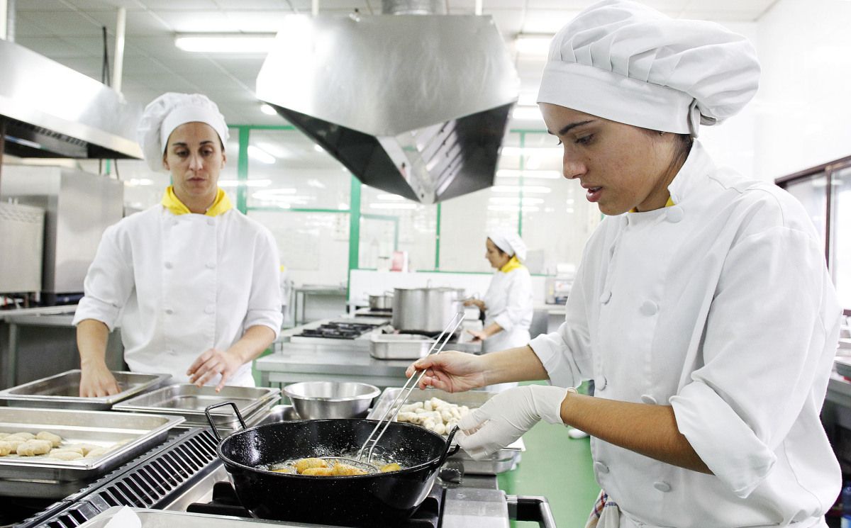 Alumnos del Carlos Oroza atendiendo el restaurante abierto al público en el centro
