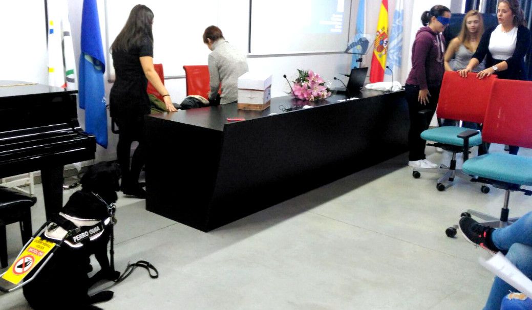 Sesión para comprobar las dificultades a las que se enfrentan las personas invidentes