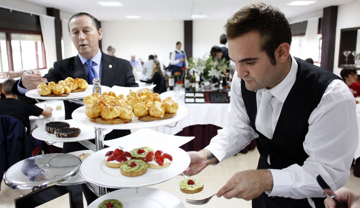 Alumnos del Carlos Oroza atendiendo el restaurante abierto al público en el centro