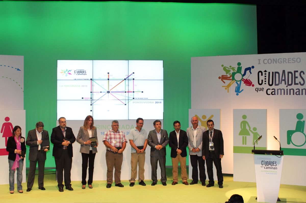 Foto de familia dos participantes no I congreso "Ciudades que caminan" Foto de familia dos participantes no I congreso "Ciudades que caminan"