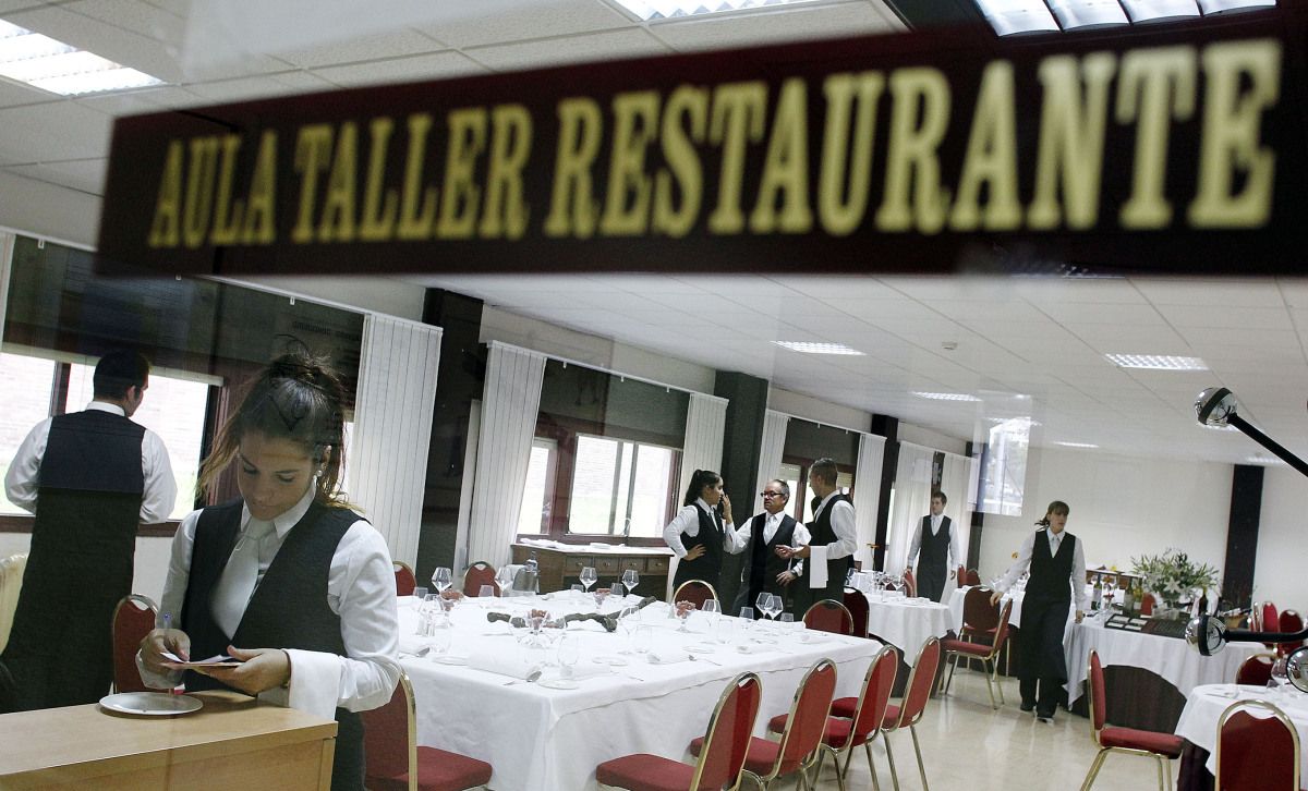 Alumnos del Carlos Oroza atendiendo el restaurante abierto al público en el centro
