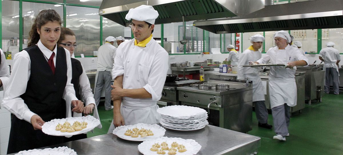 Alumnos del Carlos Oroza atendiendo el restaurante abierto al público en el centro