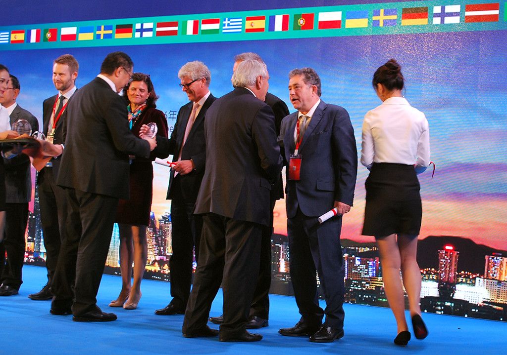 O ex primeiro ministro francés, Jean-Pier de Raffarin, entrega un premio ao alcalde Fernández Lores