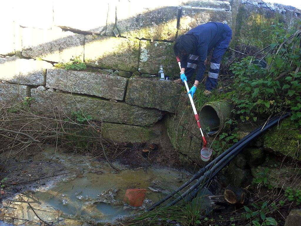 Persoal da unidade de Control de Verteduras de Augas de Galicia tomaron as mostras da vertedura