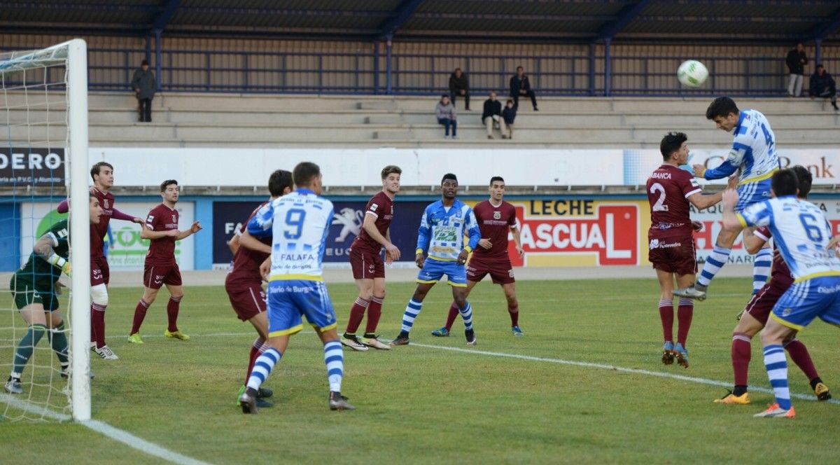 Partido entre Arandina y Pontevedra en El Montecillo