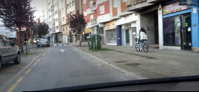 Bicicleta circulando pola beirarrúa