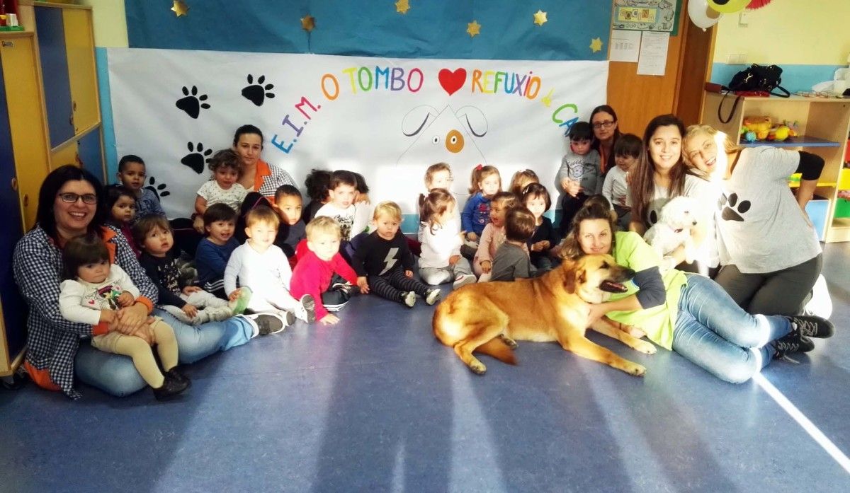 Visita de cans da protectora de Cambados a unha escola infantil
