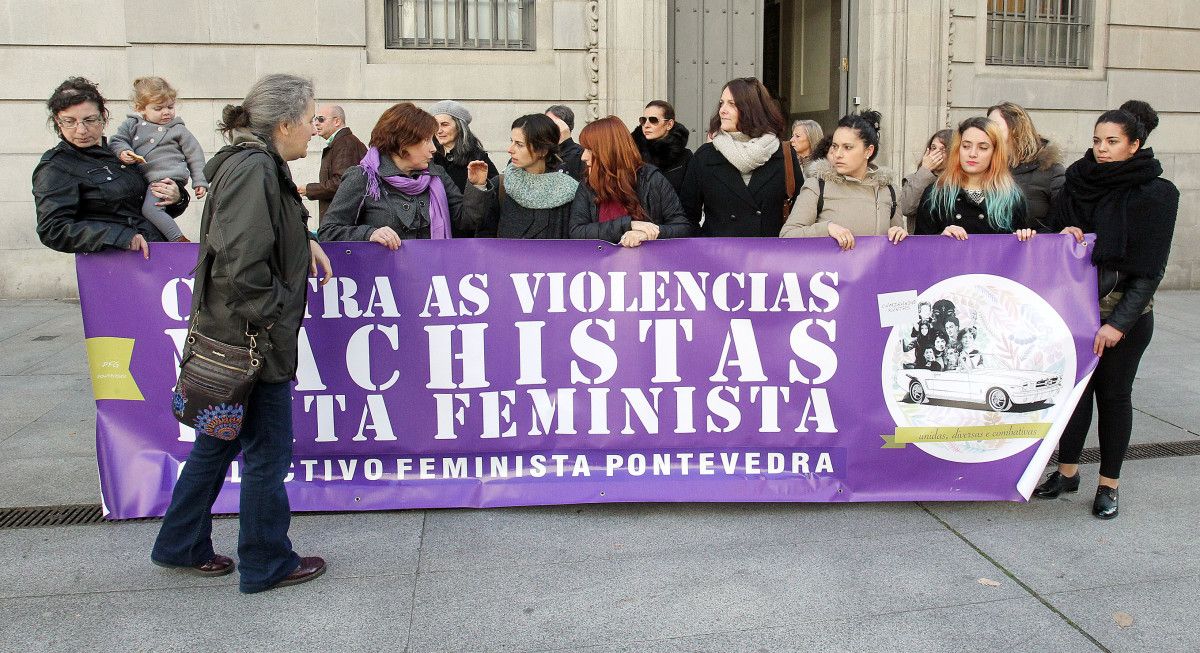 Concentración del Colectivo Feminista de Pontevedra a las puertas del juicio por el crimen de Conchi