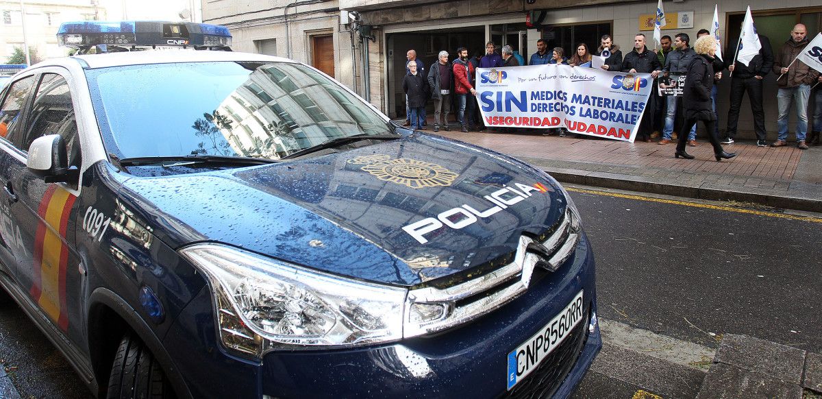 Concentración del SUP ante la Comisaría "en defensa de los derechos de los policías nacionales"