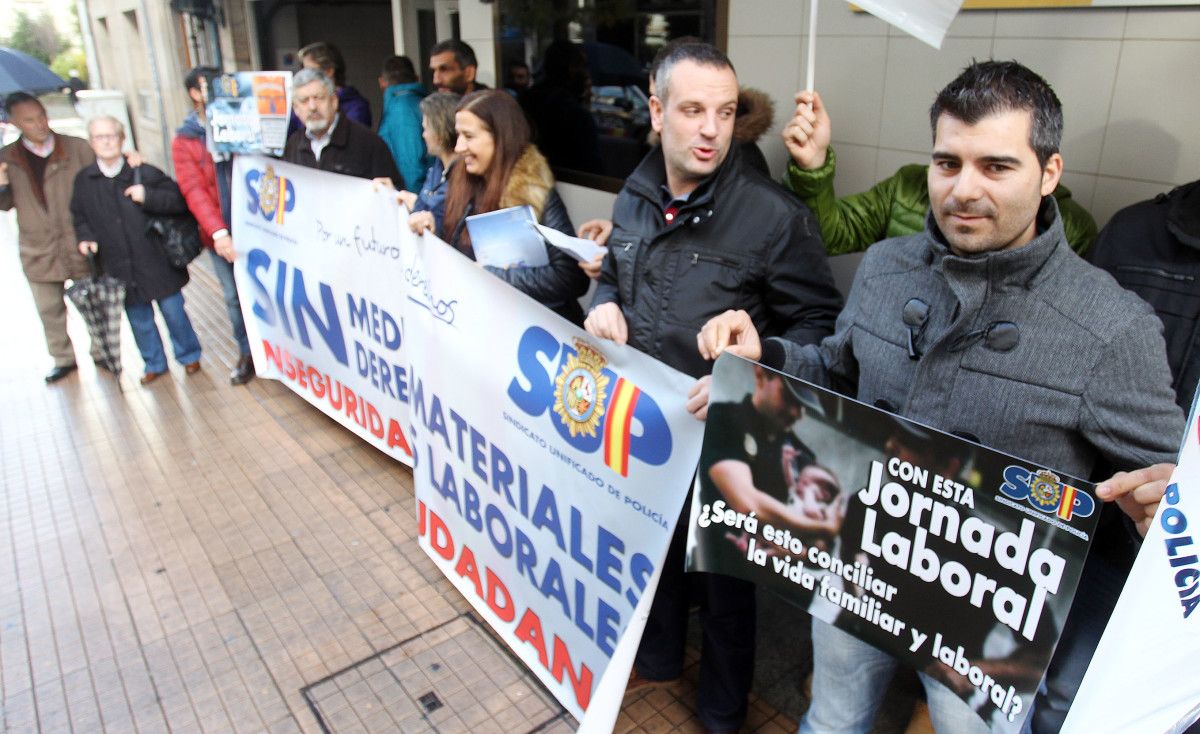 Concentración do SUP ante a Comisaría "en defensa dos dereitos dos policías nacionais"