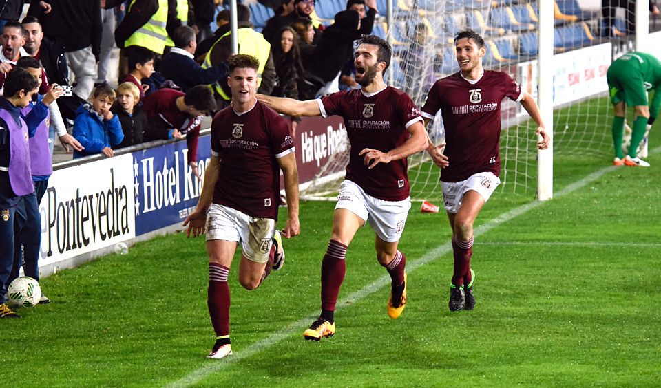 Mario Barco celebra un dos goles do Pontevedra ante a Ponferradina