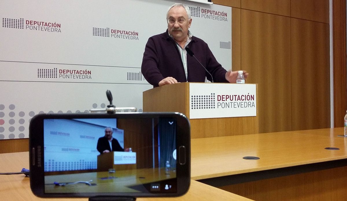 César Mosquera, nas primeira rolda de prensa en directo para nova web da Deputación César Mosquera, nas primeira rolda de prensa en directo para nova web da Deputación