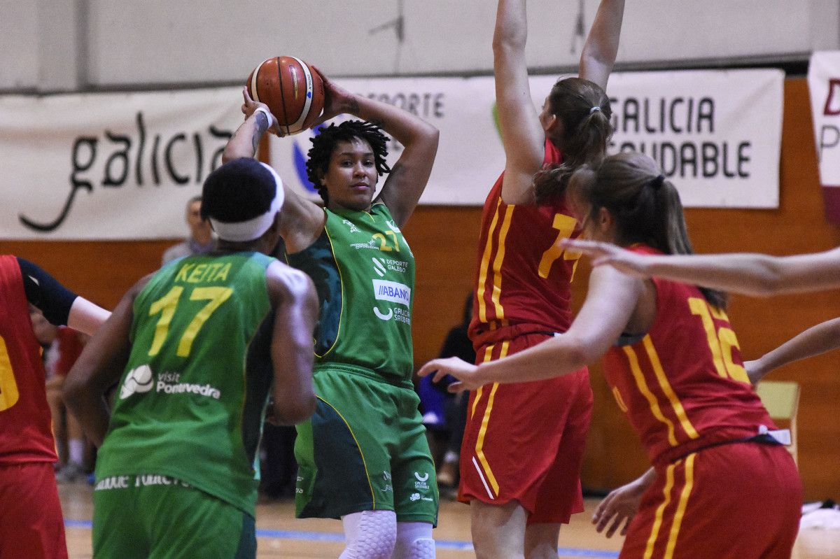 Waleska Pérez e Minata Keita no partido entre Arxil e Segle XXI