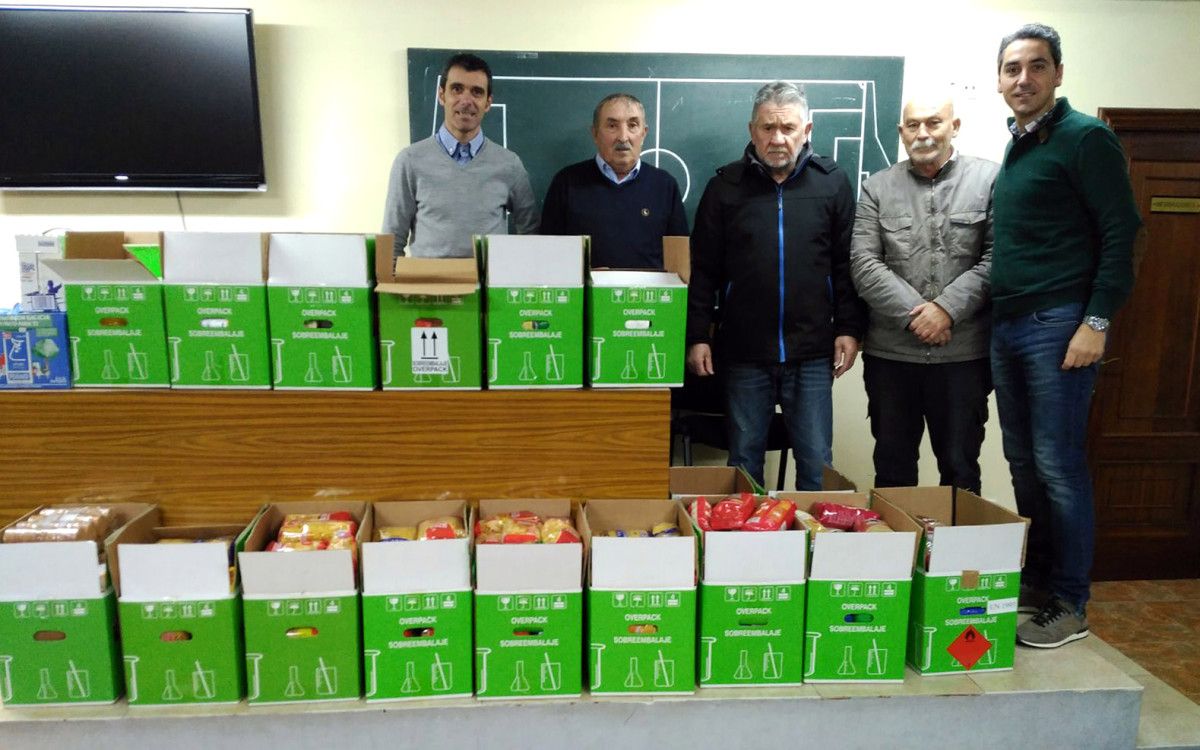 Entrega de los alimentos recogidos en la campaña solidaria del Colegio de Árbitros