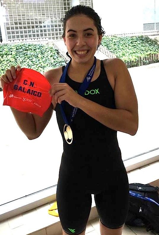 Águeda Cons posa con el oro logrado en el Nacional de Piscina Corta en Sabadell