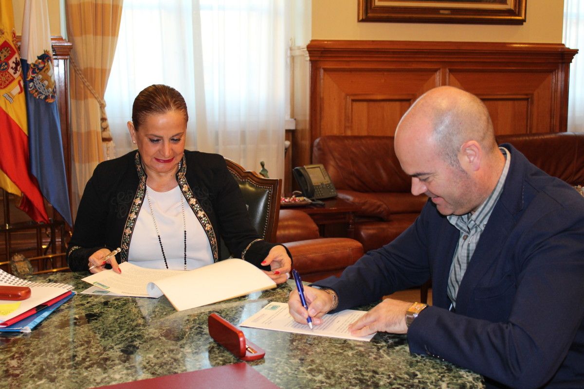 Carmela Silva e Félix Juncal asinan un convenio de colaboración