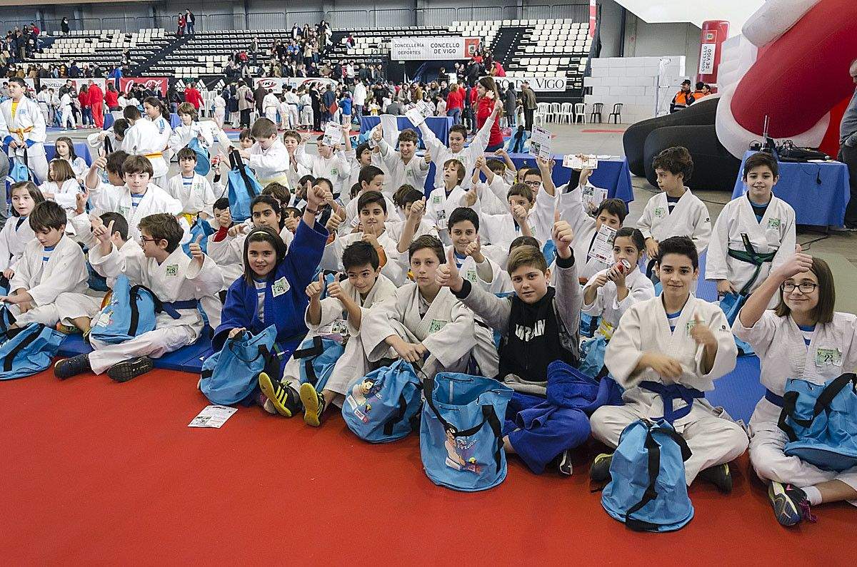 Deportistas del Judo Pontevedra en la Fiesta del Judo Infantil en Vigo