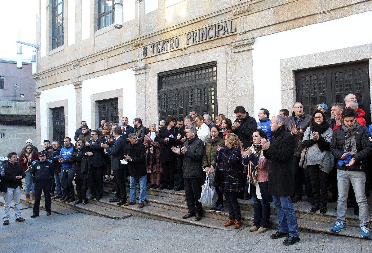 Concentración ante o Teatro Principal contra a violencia de xénero