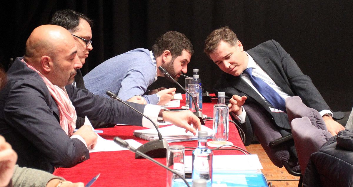 Jacobo Moreira, consultando co seu grupo no pleno municipal