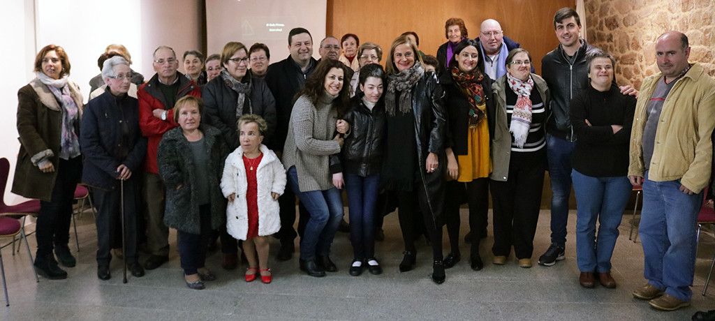 Carmela Silva e o alcalde de Cuntis saúdan aos usuarios do programa "Habilitas Fogar"