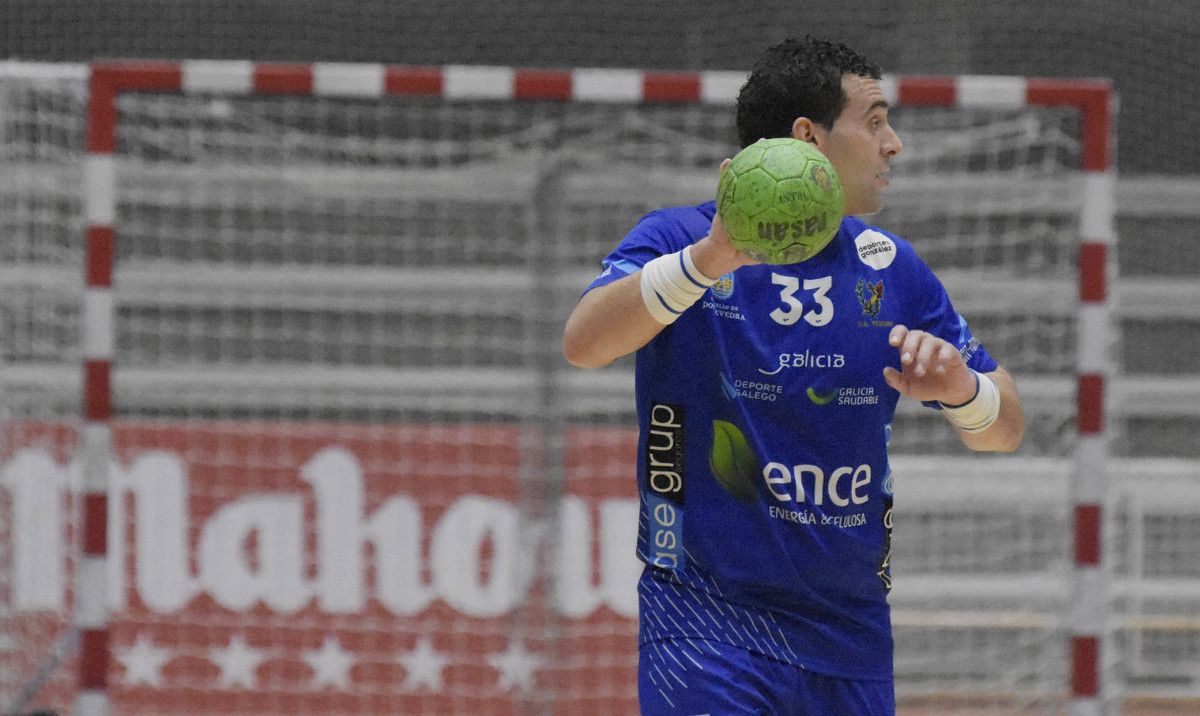 Dani Hernández en el partido entre Teucro y Palma del Río en el Municipal