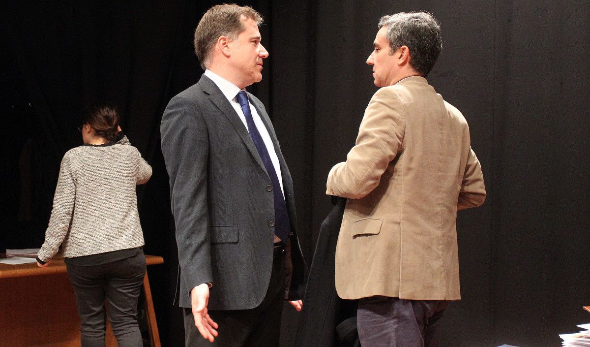 Jacobo Moreira, conversando co secretario do pleno no Teatro Principal