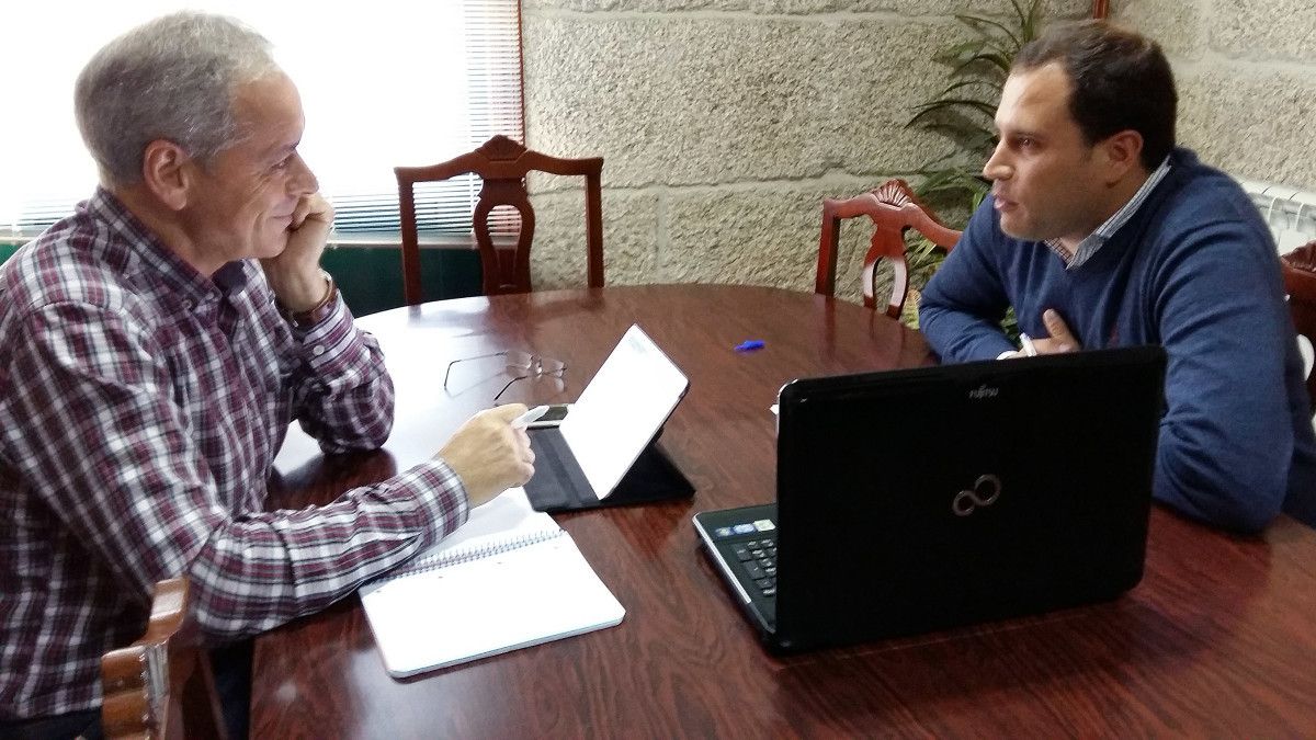 José Balseiros conversa co alcalde de Cerdedo-Cotobade, Jorge Cubela