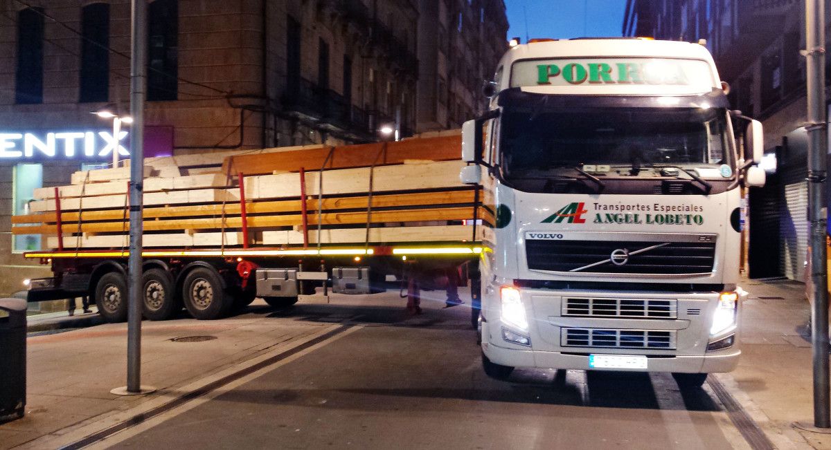Camión atascado en la calle Benito Corbal