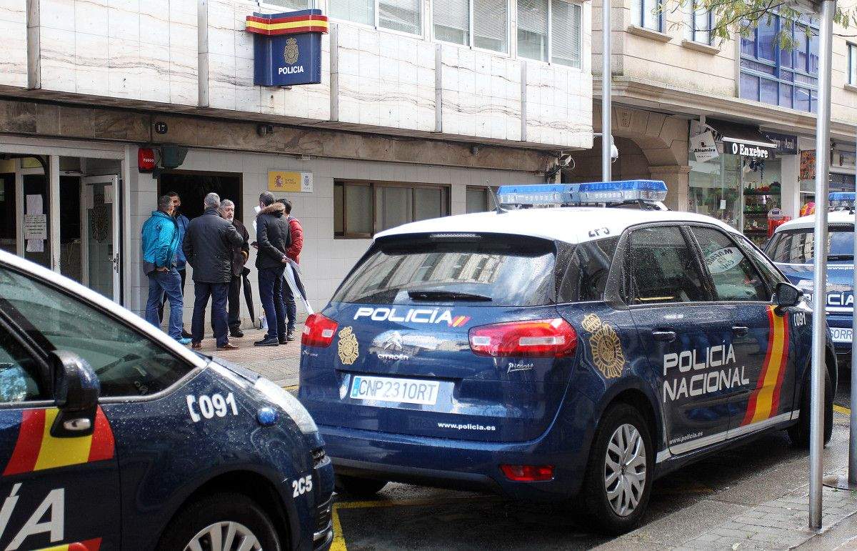 Sindicalistas del SUP ante la Comisaría Provincial de Pontevedra