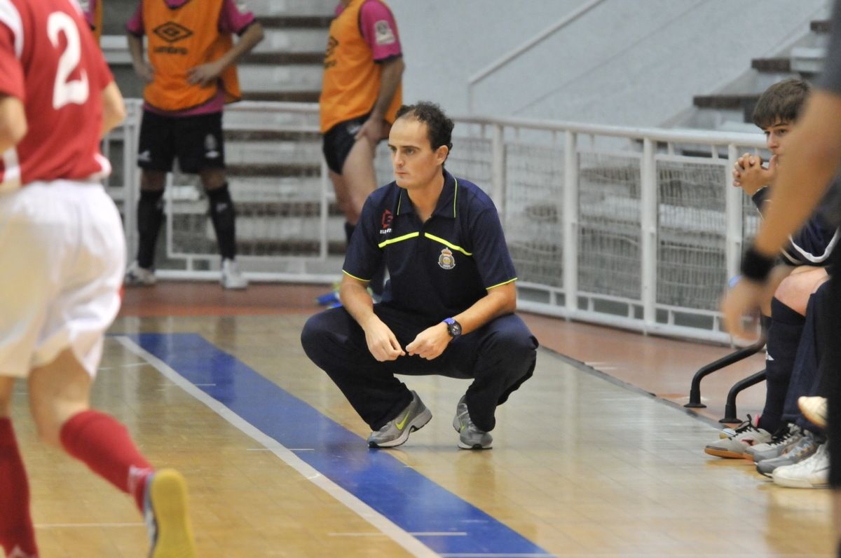 Manu Cossío en un partido del Leis en el Municipal