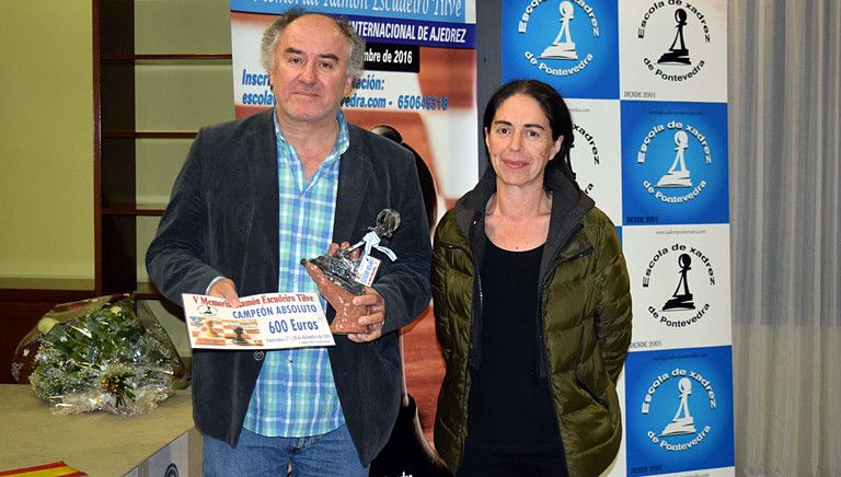 Aleksa Strikovic recibe el premio del Memorial Ramón Escudeiro de ajedrez