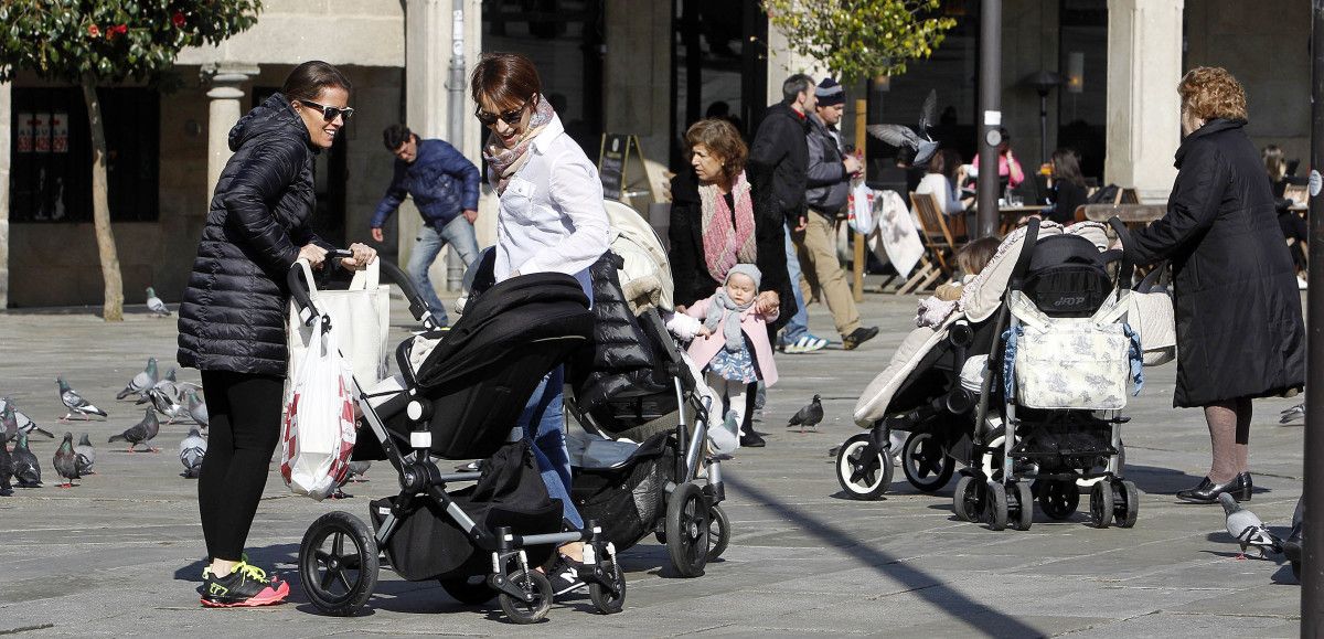 Familias pontevedresas en la plaza de A Ferrería 